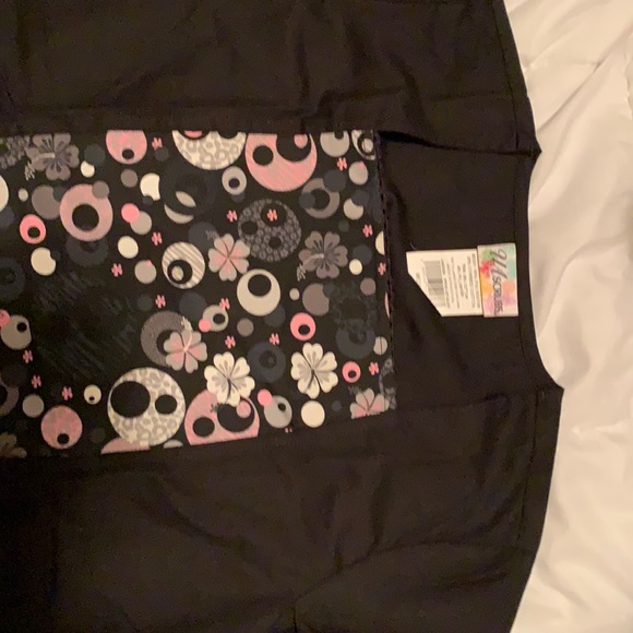 Size Medium scrub top - Picture 1 of 3